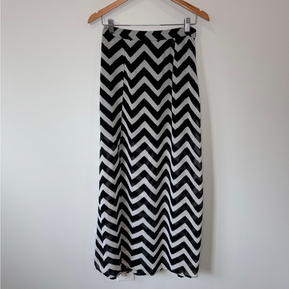 Love 21 Black and White Ombré Chevron Mini Skirt with Maxi Layover (S) - Picture 2 of 5